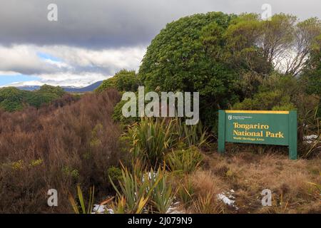 Ein Schild des Department of Conservation am Rande des Tongariro National Park, einem Weltkulturerbe auf der zentralen Nordinsel Neuseelands Stockfoto