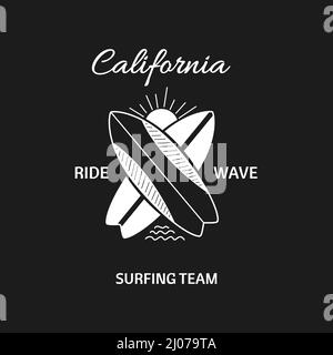 Surfbretter, die Sonne und die Inschrift. Skizzieren Sie Vektorgrafiken für T-Shirt-Drucke, Poster und andere Verwendungszwecke. Stock Vektor