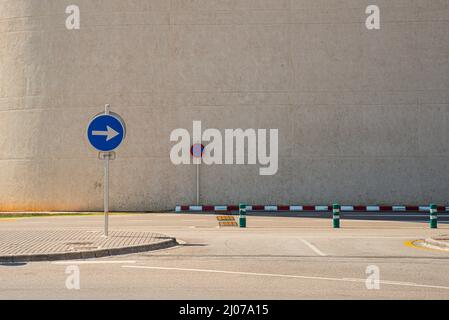 Straßenschilder in Spanien auf klarem Hintergrund Stockfoto