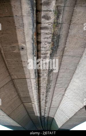 Nahaufnahme der Unterseite der Autobahn Stockfoto