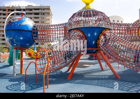 Spielplatz mit dem Thema Raum. Farbenfroher Spielplatz ohne Kinder. Stockfoto