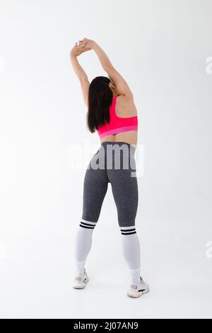 Slender Fitness-Mädchen wärmt sich im Studio Stockfoto