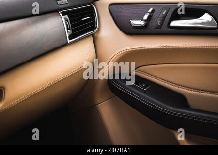 Luxus-Innenraum mit Leder. Moderner Sportwagen im Inneren. Hintergrund des Premium-Fahrzeugs Stockfoto