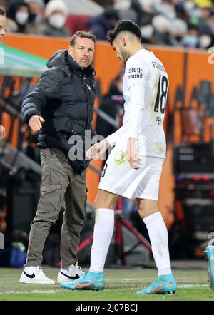 Trainer Markus Weinzierl vom FC Augsburg Ricardo Daniel Pepi vom FC Augsburg FC Augsburg - Borussia Dortmund BVB Fussball 1 . Bundesliga Saison 2021 / 2022 27.2.2022 in der WWK Arena Augsburg © diebilderwelt / Alamy Stock Stockfoto