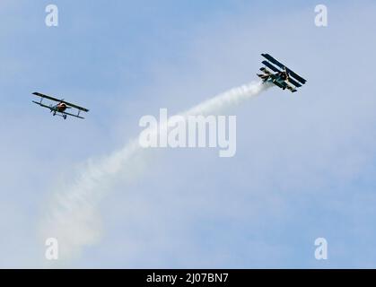 Weltkrieg 1 Hundekampf reencctment auf Flugschau in Großbritannien Sopwith Camel und Fokker Triplane. Stockfoto