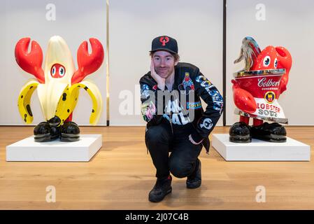 London. VEREINIGTES KÖNIGREICH. 17. März 2022. Philip Colbert posiert bei einer Fotoaktion in Bonhams, New Bond Street, für seine Sonderauktion ‘Philip Colbert X Bonhams’, die ein physisches Gemälde „Lobstar Genesis“ (Est. 20.000-30.000 £) und eine einmalige begleitende NFT (nicht fungible Marke) anlässlich der Einführung von Lobstars, einer Sammlung von 7777 NFTs für Lobstar-Porträts, die am 18-24. März online versteigert werden. Kredit: Stephen Chung / Alamy Live Nachrichten Stockfoto