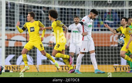 Thorgan Hazard of Borussia Dortmund jubelt Ÿber sein Tor zum 0:1 Axel Witsel of Borussia Dortmund Ricardo Daniel Pepi of FC Augsburg FC Augsburg - Borussia Dortmund BVB Fussball 1 . Bundesliga Saison 2021 / 2022 27.2.2022 in der WWK Arena Augsburg © diebilderwelt / Alamy Stock Stockfoto