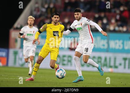 Mahmoud Dahoud von Borussia Dortmund Ricardo Daniel Pepi vom FC Augsburg FC Augsburg - Borussia Dortmund BVB Fussball 1 . Bundesliga Saison 2021 / 2022 27.2.2022 in der WWK Arena Augsburg © diebilderwelt / Alamy Stock Stockfoto