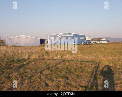 BIELSKO-BIALA, POLEN am 2020. APRIL: Gebäude von Hangars und Aeroclub in der europäischen Stadt im schlesischen Bezirk, klarer blauer Himmel an warmen sonnigen Frühlingstag. Stockfoto