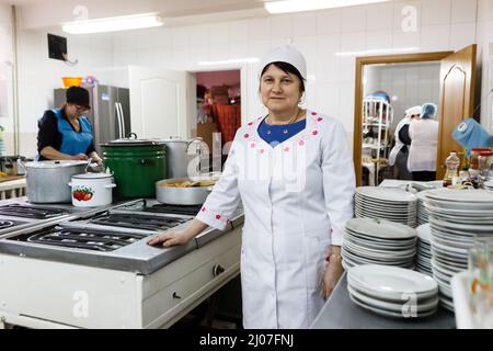 BEREHOVE, UKRAINE - 16. MÄRZ 2022 - Chefkoch Ivanna Kobylianska wird in der Küche des Gabriel Bethlen Berehove Lyceum abgebildet, in dem sich intern Disp befindet Stockfoto