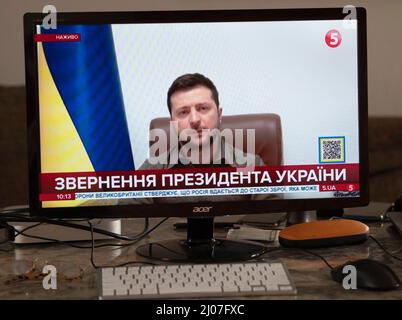 Ein Bildschirm mit einer Rede von Wolodymyr Zelensky vor dem Deutschen Bundestag. Der ukrainische Präsident Volodymyr Zelensky glaubt, dass Deutschland mitschuldig am Bau einer neuen Mauer in Europa ist, wenn es den Eintritt der Ukraine in europäische Institutionen verlangsamt. Stockfoto