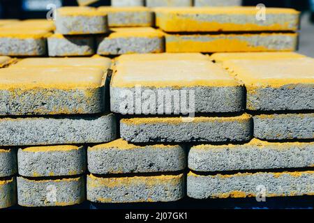 Farbige Pflasterplatten, Pflastersteine für die Verlegung von Wegen. Nahaufnahme Stockfoto