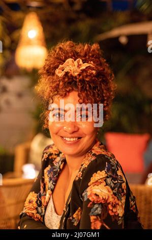 Frau mit lockigen Haaren schoss aus der Nähe Stockfoto