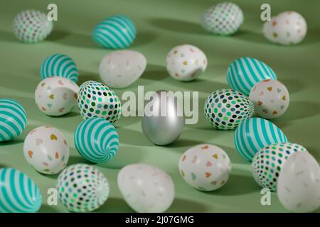 Farbige Ostereier um Silberei auf grünem Hintergrund. 3D Abbildung Stockfoto