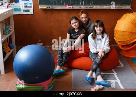 Non Exclusive: BEREHOVE, UKRAINE - 16. MÄRZ 2022 - die Künstlerin Liubow Dushyna und ihre Töchter Mariia und Alisa, die aus Kharkiv, einer Stadt im Nordosten, geflohen sind Stockfoto