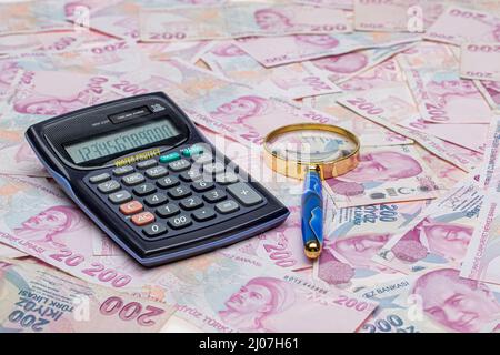 Türkische Lira 200 TL Zählung und Berechnung. Stunden- und türkische Lira-Rechnungen, Nahaufnahme, flacher freiheitsgrad. Stockfoto