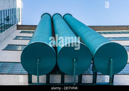 Ansicht von unten auf Metallrohre in einem Industriegebäude in linz, österreich Stockfoto