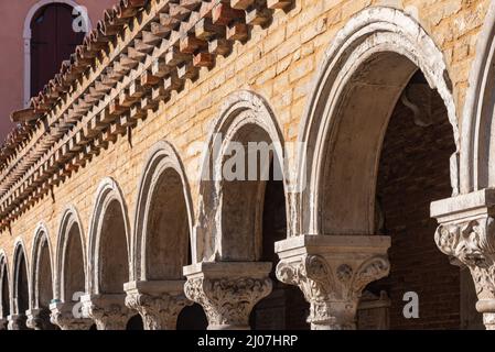 Korridor mit Bögen und Säulen auf einem historischen Friedhof in venedig, italien Stockfoto