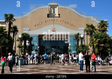 Chessy, Frankreich, Freizeitparks, Menschenmassen, Touristen, Besuch Von Disneyland Paris, Eingang, Walt Disney Studios Stockfoto