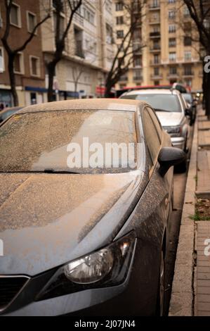 Staub und Schmutz auf einem Auto aufgrund eines Sandsturms, der aus der sahara in Madrid eintraf Stockfoto