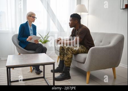 Soldat und Psychotherapeut während der Konsultation Stockfoto