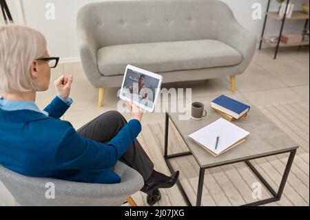 Psychologe, der dem Militärs Online-Konsultationen gibt Stockfoto