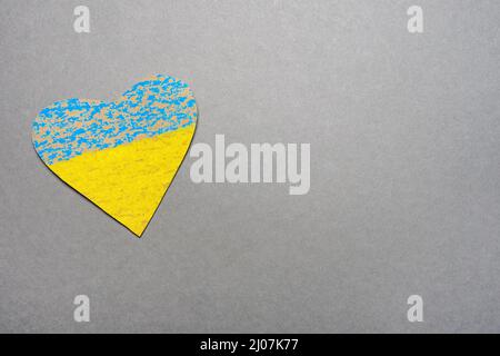 Save Ukraine Zeichen Unterstützung Konzept Herz Form Liebe UA. Nationales Symbol ukraine gemalt Kind Zeichnung Herz isoliert auf grauem Hintergrund. Keine Kriegskinder Stockfoto