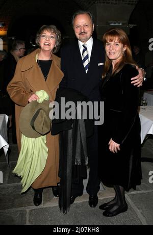 Datei-Foto vom 31/01/08 von Stars von To The Manor Born Penelope Keith und Peter Bowles mit Sarah Ferguson (rechts) während der Wichtigkeit, ernsthaft nach der Party im Cafe in the Crypt, Central London, zu sein, da der Schauspieler im Alter von 85 Jahren gestorben ist. Ausgabedatum: Donnerstag, 17. März 2022. Stockfoto