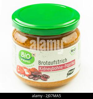 Hamburg, Deutschland - Februar 22 2022: Bio Primo veganer Bio Primo veganer Brotaufstrich im Glas - Bio Primo vegan Bio Primo vegan im Glas verteilen Stockfoto