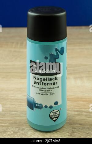 Hamburg, Deutschland - Februar 22 2022: Blackbird Nagellack Entferner Flasche auf Holz Hintergrund - Blackbird Nagellack Remover Flasche auf Holz-Backgr Stockfoto
