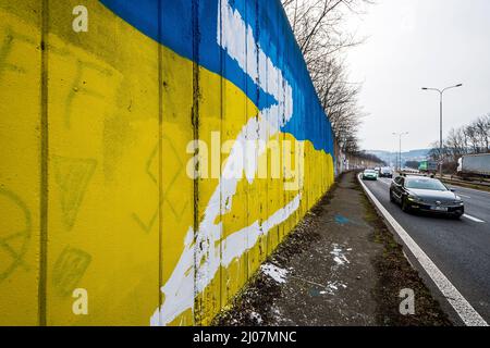 Teplice, Tschechische Republik. 17. März 2022. Der weiße Großbuchstabe Z, der an der Wand, die die Strecke durch die Stadt Teplice, Tschechische Republik, auslaminierte, in den Farben der ukrainischen Flagge gemalt wurde, abgebildet am 17. März 2022. In Russland wird beispielsweise der Buchstabe Z auf Autos, Häuser oder Kleidung gesetzt. Sie drücken ihre Unterstützung für die russischen Streitkräfte in der Ukraine aus. Quelle: Ondrej Hajek/CTK Photo/Alamy Live News Stockfoto