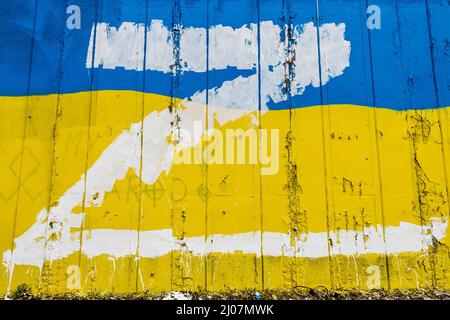Teplice, Tschechische Republik. 17. März 2022. Der weiße Großbuchstabe Z, der an der Wand, die die Strecke durch die Stadt Teplice, Tschechische Republik, auslaminierte, in den Farben der ukrainischen Flagge gemalt wurde, abgebildet am 17. März 2022. In Russland wird beispielsweise der Buchstabe Z auf Autos, Häuser oder Kleidung gesetzt. Sie drücken ihre Unterstützung für die russischen Streitkräfte in der Ukraine aus. Quelle: Ondrej Hajek/CTK Photo/Alamy Live News Stockfoto
