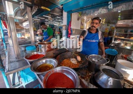 Bagan, Penang, Malaysia - ca. Jun 2017: Mamak Stall frittierte leckere Mee mit Ei am Stall. Stockfoto