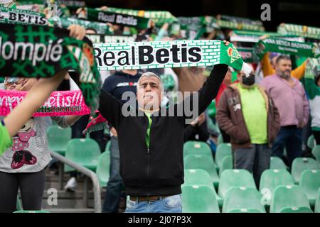 Sevilla, Spanien. 09h, März 2022. Fußballfans von Real Betis wurden während des UEFA Europa League-Spiels zwischen Real Betis und Eintracht Frankfurt im Estadio Benito Villamarin in Sevilla auf den Tribünen gesehen. (Bildnachweis: Gonzales Photo - Mario Diaz Rasero). Stockfoto