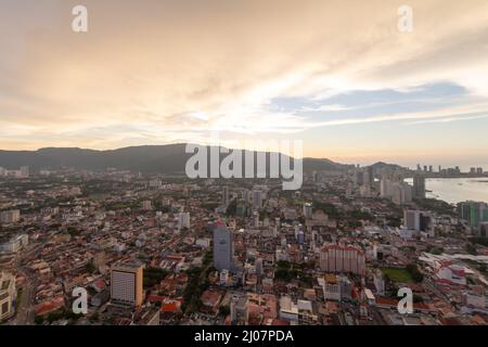 Georgetown, Kuala Lumpur, Malaysia - Jun 30 2017: Penang Stadt in goldener Sonnenuntergangsstunde. Luftaufnahme Stockfoto