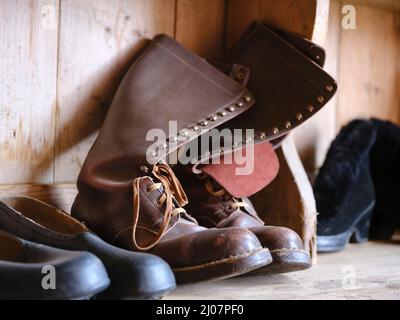 Alte Stiefel. Der historische Bauernhof Laufas in der Nähe von Akuryeri, heute ein Freilichtmuseum. Europa, Nordeuropa, Island Stockfoto