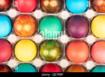 Voller Rahmen von bunten Ostereiern. Nahaufnahme. Draufsicht. Stockfoto