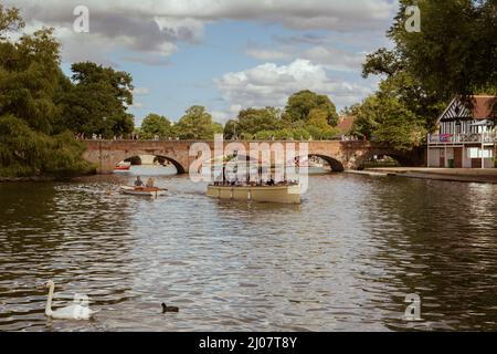 Touristen genießen eine Flussfahrt auf einem kleinen Boot in Stratford-upon-Avon. Stockfoto