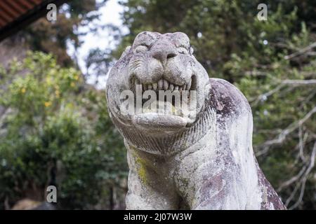 Nahaufnahme von Komainu 狛犬 aus Stein oder einer Statue mit Löwenhunden vor einem Schrein in Kyoto Japan Stockfoto