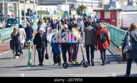 Brighton UK 17. March 2022 - Besucher genießen die Frühlingssonne an der Strandpromenade und am Strand von Brighton, da für Großbritannien in den nächsten Tagen warmes Wetter prognostiziert wird : Credit Simon Dack / Alamy Live News Stockfoto