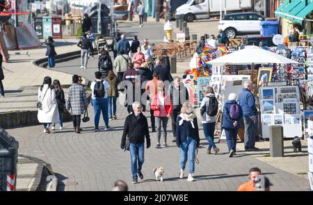 Brighton UK 17. March 2022 - Besucher genießen die Frühlingssonne an der Strandpromenade und am Strand von Brighton, da für Großbritannien in den nächsten Tagen warmes Wetter prognostiziert wird : Credit Simon Dack / Alamy Live News Stockfoto