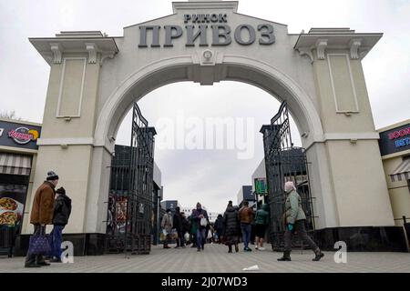 Nicht exklusiv: ODESA, UKRAINE - 16. MÄRZ 2022 - Kunden besuchen den Pryvoz-Markt in Odesa, Südukraine. Stockfoto