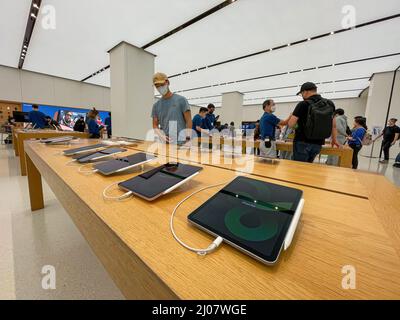 Das neue iPad Air 5 wurde in einem Apple-Einzelhandelsgeschäft in Taipei ausgestellt. Apple startet den Verkauf seines neuesten iPad Air auf der ganzen Welt. Stockfoto