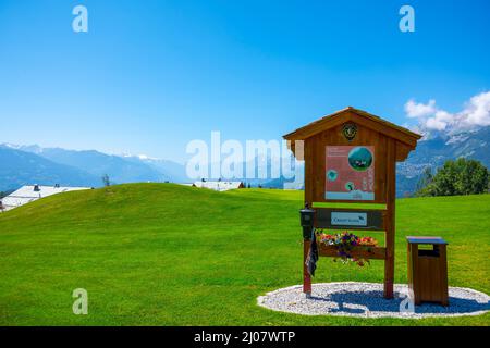 Golfplatz Crans Sur Sierre mit Schild und Bergblick in Crans Montana im Wallis, Schweiz. *** Local Caption *** Golf, Golfplatz, Gras, s Stockfoto