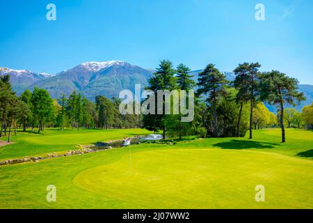 Golf Hole 8 mit schneebedeckter Berg an einem sonnigen Tag in Ascona, Tessin in der Schweiz. *** Local Caption *** Golf, Golfplatz, Fairway, Golf Green, Golf Stockfoto