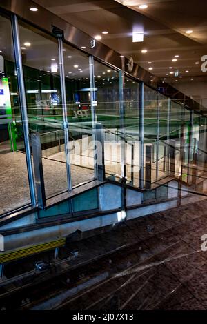 Straßenbahnhaltestelle in Lugano, Schweiz. *** Ortsüberschrift *** Straßenbahn, Zug, Bahnhof, Schiene, Schutz, Stufen, Eisenbahn, Tunnel, Gehweg, Straße, U-Bahn, sauber, Stockfoto