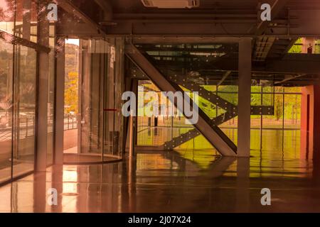 Modernes Gebäude mit Design in Lyon, Frankreich. *** Local Caption *** Glas, Fenster, modern, Design, Säule, Reflexion, Muster, Teil, Wand, Design, Kunst, Metall Stockfoto