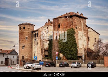 Cavallerleone, Cuneo, Italien - 16. März 2022: Das Schloss auf der piazza Santa Maria, das im 14.. Jahrhundert von der Familie Nucetto erbaut wurde Stockfoto