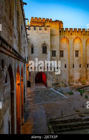 Palais des Papes in Avignon, Frankreich. *** Local Caption *** palais des papes, Terrasse, Treppe, beleuchtet, Altstadt, Stadt, Mauer, Geschichte, Architektur, bauen Stockfoto
