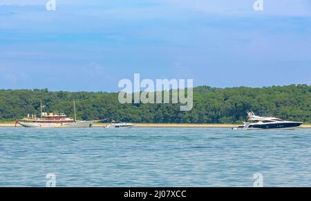 Yachten in Smith Cove an einem Sommertag mit Shelter Island im Hintergrund Stockfoto